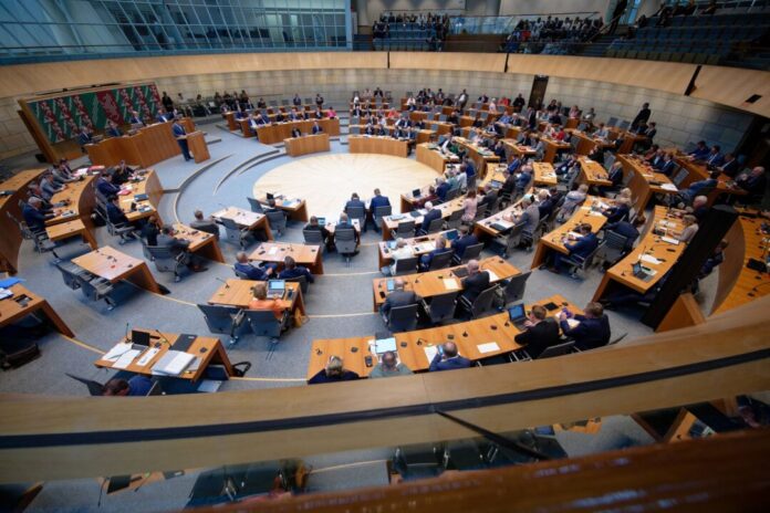 Plenum des Landtags Nordrhein-Westfalen Der NRW-Landtag hat vor der Sommerpause ein volles Programm. (Archivbild)