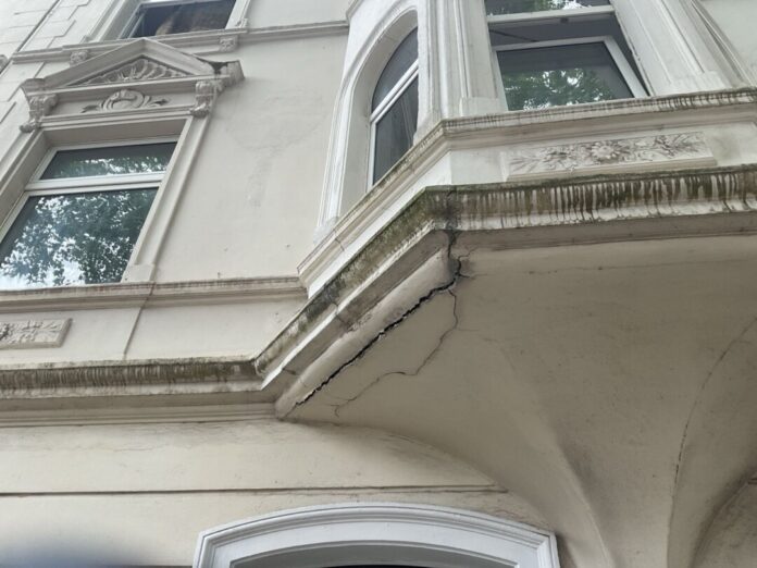 Mehrfamilienhaus einsturzgefährdet In der Hausfassade sind tiefe Risse zu sehen. (Handoutbild)