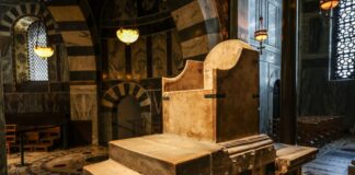 Die Geheimnisse des Aachener Karlsthrons Gerade weil er so archaisch aussieht, wirkt der Karlsthron besonders echt.