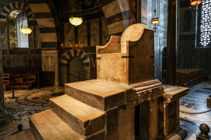 Thron von Karl des Großen im Aachener Dom Gerade weil er so archaisch aussieht, wirkt der Karlsthron besonders echt.