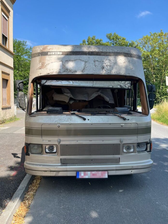 Wohnmobil ohne Windschutzscheibe gestoppt Luftig, aber verboten: Wohnmobil ohne Windschutzscheibe.