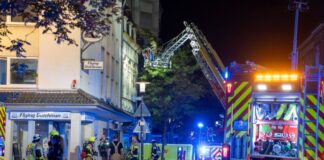 Acht Verletzte bei Brand in Mehrfamilienhaus Die Rettungskräfte setzten auch eine Drehleiter ein.