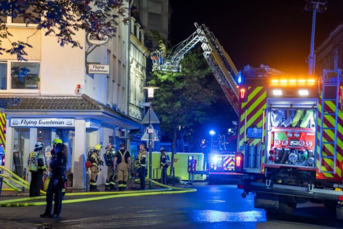 Wohnungsbrand in Kamener Innenstadt Die Rettungskräfte setzten auch eine Drehleiter ein.