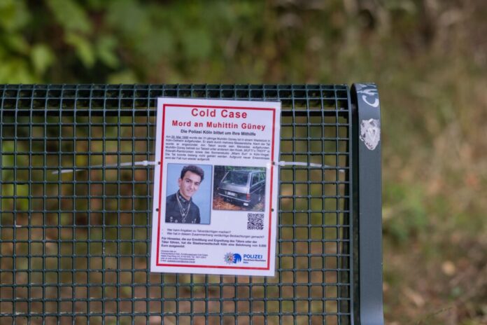 Neue Leiterin der Cold Case-Einheit Die Polizei fahndet erneut nach dem Tatverdächtigen - mit Hilfe von Plakaten.