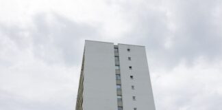 Streit um Fassadenkunst: Eigentümer zieht vor den BGH Der BGH befasst sich mit dieser Hochhaus-Fassade und einem Streit um ein Streetart-Gemälde.