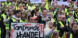 Neue Warnstreiks im Handel angekündigt Handelsbeschäftigte streikten in den vergangenen Wochen mehrfach für höhere Löhne. (Archivbild)