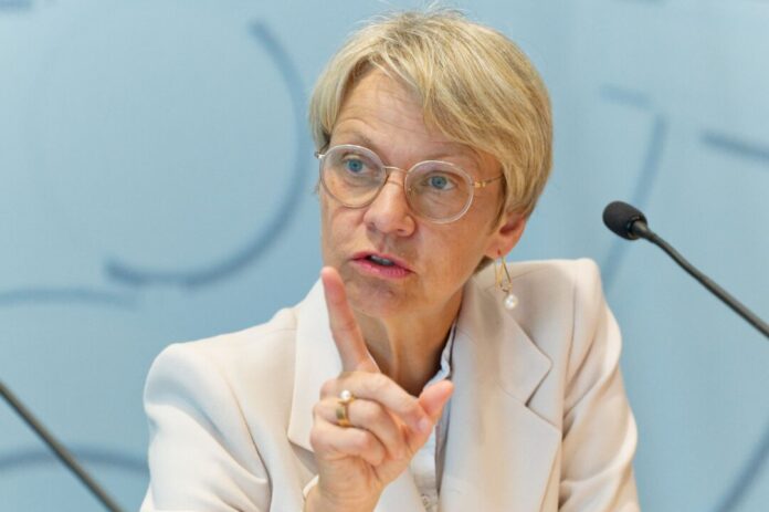 NRW-Schulministerin Dorothee Feller (CDU) Ministerin Feller stellt klar: Deutsch bleibt in Schulen die Unterrichts- und Prüfungssprache. (Archivbild)