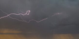 Kräftige Gewitter ziehen über Nordrhein-Westfalen Die Temperaturen steigen auf 25 bis 29 Grad. (Archivfoto)