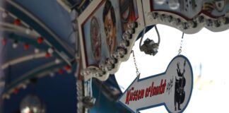 100 Jahre Raupenbahn – Nostalgie auf der Rheinkirmes «Küssen erlaubt» - Die Raupenbahn hat bei Vielen den Ruf als Fahrgeschäft zum heimlich Küssen.