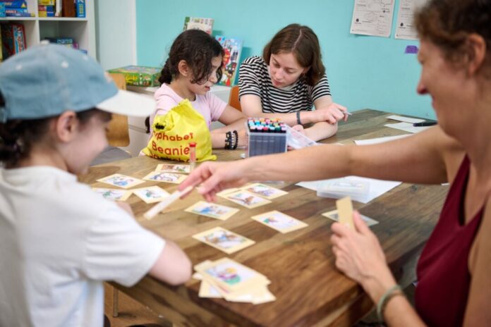 Sozialprojekt «Tausche Bildung für Wohnen» Auswertungen zeigen laut der Gründerin des Projekts, dass die Kinder deutlich profitieren.