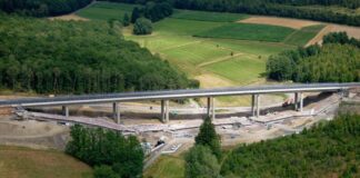 Autobahn-Brücke erst im zweiten Anlauf komplett gesprengt Nach der zweiten Sprengung war die eine Brücke komplett zerstört, der Verkehr auf der anderen Brücke daneben wurde wieder freigegeben.