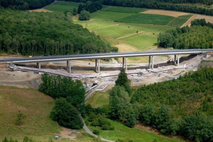 Sprengung erster Teil der A45-Talbrücke Ottfingen Nach der zweiten Sprengung war die eine Brücke komplett zerstört, der Verkehr auf der anderen Brücke daneben wurde wieder freigegeben.