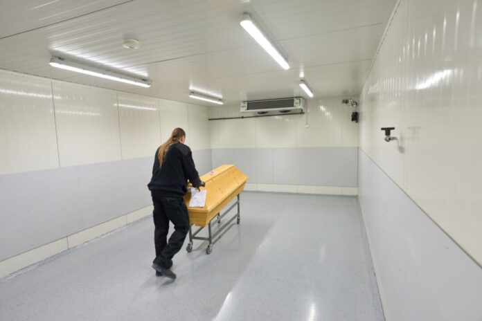 Krematorium Während der extremen Hitze kam es in NRW teilweise zu Engpässen bei der Überführung von Leichen. (Symbolbild)