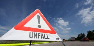 Schwerer Motorradunfall mit einer Toten und Verletzten In Bad Münstereifel kollidiert ein Motorrad mit einem Pritschenwagen. Eine Frau stirbt, zwei Männer werden verletzt. (Archivbild)