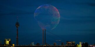 Rheinkirmes: 1.200 Drohnen und Feuerwerk am Abendhimmel 1.000 Drohnen über dem Rhein an der Rheinkirmes formen eine Weltkugel. (Archivbild)