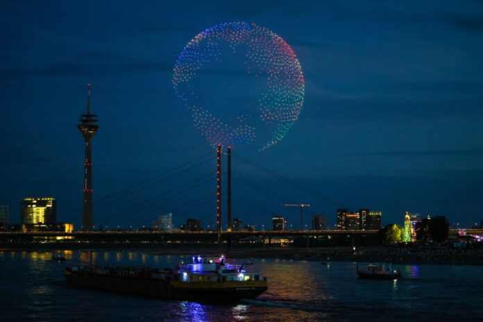 Rheinkirmes - Show mit 1.000 Drohnen geplant 1.000 Drohnen über dem Rhein an der Rheinkirmes formen eine Weltkugel. (Archivbild)