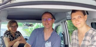 „Perspektive Zukunft“ unterstützt auf dem Weg zu Arbeit und Teilhabe Das Team von „Perspektive Zukunft“ bei einem Beratungsgespräch im mobilen Büro: Der umgerüstete Caddy ermöglicht aufsuchende Unterstützung im ganzen Kreis Mettmann. Foto: AWO