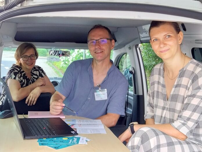 Das Team von „Perspektive Zukunft“ bei einem Beratungsgespräch im mobilen Büro: Der umgerüstete Caddy ermöglicht aufsuchende Unterstützung im ganzen Kreis Mettmann. Foto: AWO Das Team von „Perspektive Zukunft“ bei einem Beratungsgespräch im mobilen Büro: Der umgerüstete Caddy ermöglicht aufsuchende Unterstützung im ganzen Kreis Mettmann. Foto: AWO