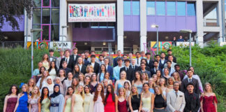 Gesamtschule Velbert-Mitte verabschiedet Abiturjahrgang 2026
