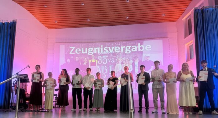Abitur 2026 1 Die erfolgreichen Schülerinnen und Schüler: Paula Marie Seitz, Mara-Julie Schmitt, Marie Christine Saalmann, Abdulkarim Mohamed Ott, Mika Bennet Mentzel Hanna Mebus, Christin Dakota Kutzfeld, Pearl Janzen, Marvin Ingravidi, Noah Tyler Häntzschel, Leonie-Sophie D’Angelo, Julia Alexandra Coenen und Philipp Paul Bleckmann.
