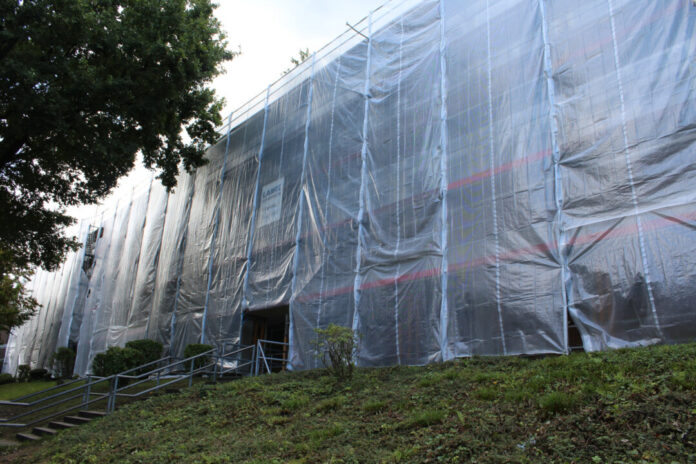 Abriss Johannesschule Das einsturzgefährdete Hauptgebäude der Johannesschule an der Hölderlinstraße in Alt-Erkrath wird über die Sommerferien entkernt und abgerissen. Foto: Stadt Erkrath