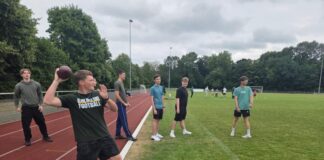 Alles rund um Gesundheit am Dietrich-Bonhoeffer-Gymnasium Amerikanische Gäste zeigen, wie man Football spielt. Foto: DBG