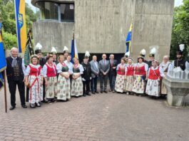 Schlesische Mutter-Anna-Wallfahrt: Rund 5.000 Pilger in Neviges Gruppenbild mit einigen Fahnen- und Trachtenträgern und den Ehrengästen. Foto: Carsten Becher