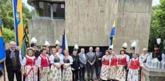 Schlesische Mutter-Anna-Wallfahrt: Rund 5.000 Pilger in Neviges Gruppenbild mit einigen Fahnen- und Trachtenträgern und den Ehrengästen. Foto: Carsten Becher