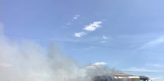 Mähdrescher in Flammen – Feuerwehr verhindert Flächenbrand