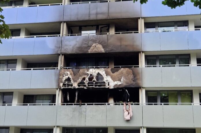 Brandeinsatz Eichendorffweg Sechsstellig ist der Schaden laut Polizei. Foto: FW Erkrath