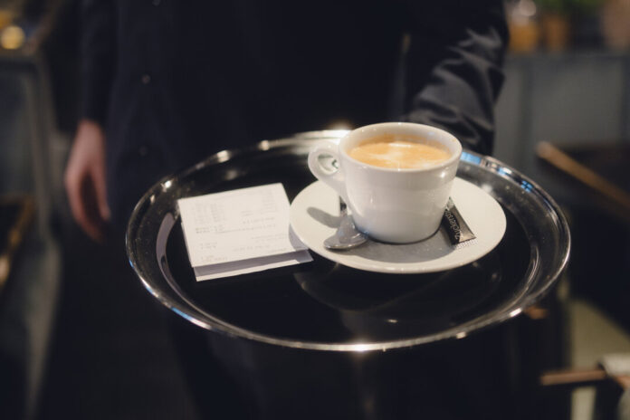 Cappuccino serviert Die Gastronomie im Kreis Mettmann solle Köchen und Kellnern „leckerere Löhne“ servieren, meint die NGG. Foto: NGG/Tobias Seifert