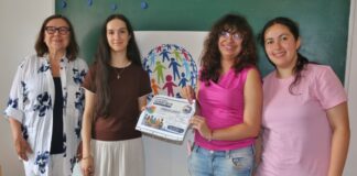Velberter “Club Courage” spendet an den Flüchtlingsrat Der Club Courage (eine AG gegen Rassismus) der Gesamtschule Velbert Mitte hat anlässlich des Weltflüchtlingstages Geld gesammelt und dem Flüchtlingsrat Velbert gespendet. Foto: privat