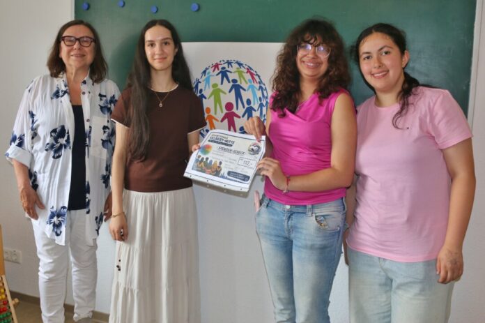 Club Courage Der Club Courage (eine AG gegen Rassismus) der Gesamtschule Velbert Mitte hat anlässlich des Weltflüchtlingstages Geld gesammelt und dem Flüchtlingsrat Velbert gespendet. Foto: privat