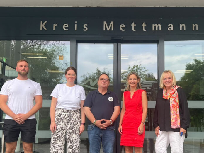 DGB Jan Greiner, Praktikant der DGB-Region; Annemarie Benke, DGB-Gewerkschaftssekretärin; Vassilios Athanassiou, DGB-Kreisverbandsvorsitzender im Kreis Mettmann; Dr. Bettina Warnecke, Landrätin des Kreises Mettmann und Sigrid Wolf, DGB-Regionsgeschäftsführerin. Foto: DGB-Region Düsseldorf-Bergisch Land