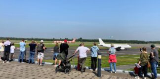 Besucherterrasse am Flughafen Düsseldorf: Begehrte Tickets verfügbar Gute Aussichten: Der Flughafen Düsseldorf öffnet die Terrasse der „Station Airport“ an vier Tagen in den NRW-Sommerferien für Besucherinnen und Besucher. Von dort lassen sich Starts und Landungen aus nächster Nähe beobachten. Foto: Flughafen Düsseldorf