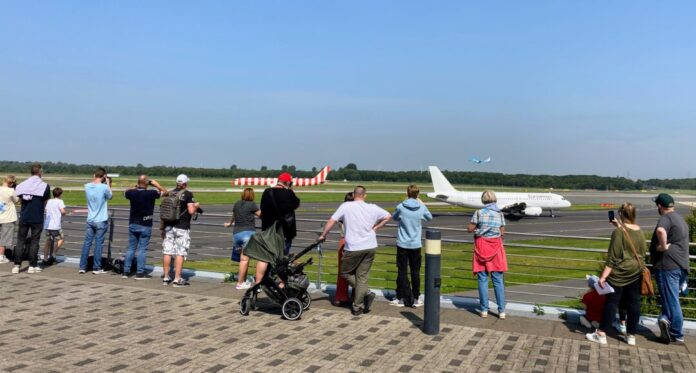 Gute Aussichten: Der Flughafen Düsseldorf öffnet die Terrasse der „Station Airport“ an vier Tagen in den NRW-Sommerferien für Besucherinnen und Besucher. Von dort lassen sich Starts und Landungen aus nächster Nähe beobachten. Foto: Flughafen Düsseldorf Gute Aussichten: Der Flughafen Düsseldorf öffnet die Terrasse der „Station Airport“ an vier Tagen in den NRW-Sommerferien für Besucherinnen und Besucher. Von dort lassen sich Starts und Landungen aus nächster Nähe beobachten. Foto: Flughafen Düsseldorf