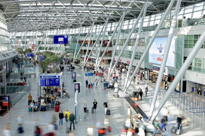 Hochbetrieb in den Sommerferien: Der Düsseldorfer Airport erwartet vom 17. Juli bis 1. September mehr als 3,4 Millionen Passagiere. Foto: Flughafen Düsseldorf / Andreas Wiese Hochbetrieb in den Sommerferien: Der Düsseldorfer Airport erwartet vom 17. Juli bis 1. September mehr als 3,4 Millionen Passagiere. Foto: Flughafen Düsseldorf / Andreas Wiese