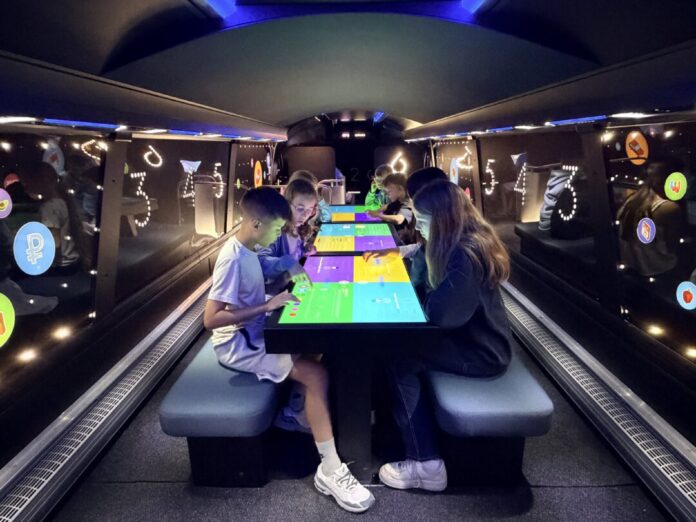 FLiPBus_innen Bis zu 120 Kinder durchlaufen je Tag die sieben Stationen im Doppeldeckerbus. Foto: Sparkasse