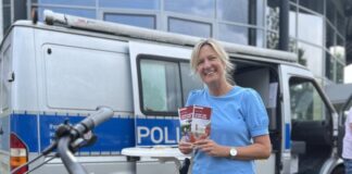 Wülfrath und Langenfeld: Kreispolizeibehörde bietet Fahrrad-Codieraktionen an Polizeihauptkommissarin Ilka Kleppe codiert gemeinsam mit ihren Kolleginnen und Kollegen wieder Fahrräder. Foto: Polizei