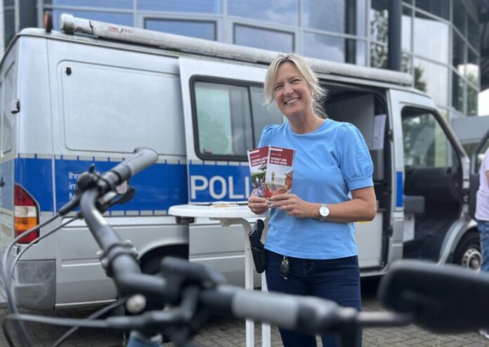 FahrradCodierung (1) Polizeihauptkommissarin Ilka Kleppe codiert gemeinsam mit ihren Kolleginnen und Kollegen wieder Fahrräder. Foto: Polizei
