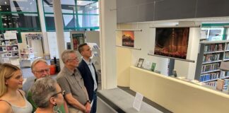 Die besten Mettmann-Fotos wurden prämiert Bürgermeister André Bär und Mia Lohoff (FSJ) schauen sich mit den drei Gewinnern des Fotowettbewerbs Gabi Schoek, Lutz Wulfestieg und Friedhelm Dörrenhaus (v. l.), die Fotos in der Stadtbibliothek an. Foto: Kreisstadt Mettmann