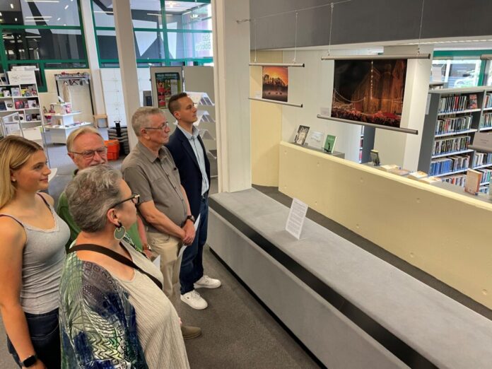 Fotowettbewerb Bürgermeister André Bär und Mia Lohoff (FSJ) schauen sich mit den drei Gewinnern des Fotowettbewerbs Gabi Schoek, Lutz Wulfestieg und Friedhelm Dörrenhaus (v. l.), die Fotos in der Stadtbibliothek an. Foto: Kreisstadt Mettmann