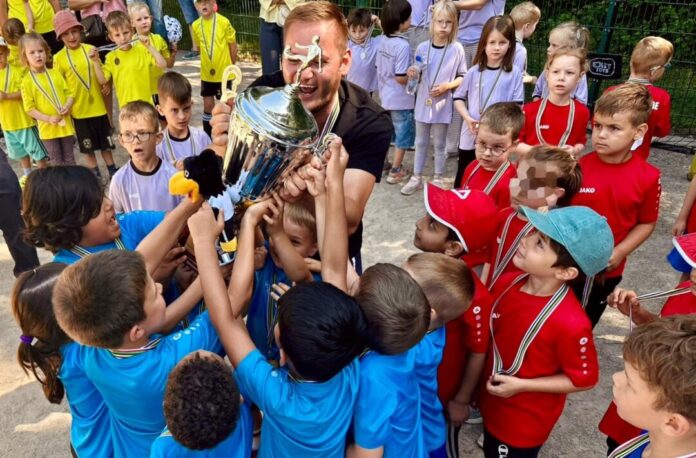 Fussballturnier (002) Die Kita Teichstraße hat den Wanderpokal in diesem Jahr gewonnen. Foto: Kreisstadt Mettmann