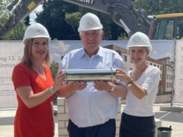 Neues Klinikgebäude in Mettmann: Investition in die “Zukunft der Gesundheitsversorgung” Grundsteinlegung am Mettmanner Klinik: EVK-Geschäftsführerin Jessica Llerandi Pulido (l.) mit Landrätin Bettina Warnecke und NRW-Minister Karl-Josef Laumann. Foto: EVK Mettmann