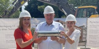 Neues Klinikgebäude in Mettmann: Investition in die “Zukunft der Gesundheitsversorgung” Grundsteinlegung am Mettmanner Klinik: EVK-Geschäftsführerin Jessica Llerandi Pulido (l.) mit Landrätin Bettina Warnecke und NRW-Minister Karl-Josef Laumann. Foto: EVK Mettmann
