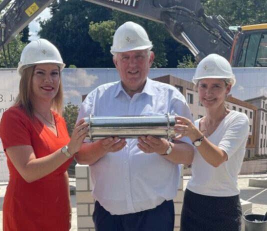 Neues Klinikgebäude in Mettmann: Investition in die “Zukunft der Gesundheitsversorgung” Grundsteinlegung am Mettmanner Klinik: EVK-Geschäftsführerin Jessica Llerandi Pulido (l.) mit Landrätin Bettina Warnecke und NRW-Minister Karl-Josef Laumann. Foto: EVK Mettmann
