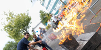 Blaulichtmeile in Ratingen: Einsatzkräfte zeigen ihr Können Reichlich Action gab es am Blaulichttag. Foto: Foto: FW Ratingen