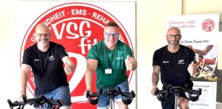 „Gesundheitsmeister“: Velberter Sportgemeinschaft und AOK kooperieren Axel Spitzer (Geschäftsführer/SG Velbert), Andreas Vogt (AOK Rheinland/Hamburg) und Maurizio Sterlacci (SG Velbert). Foto: AOK