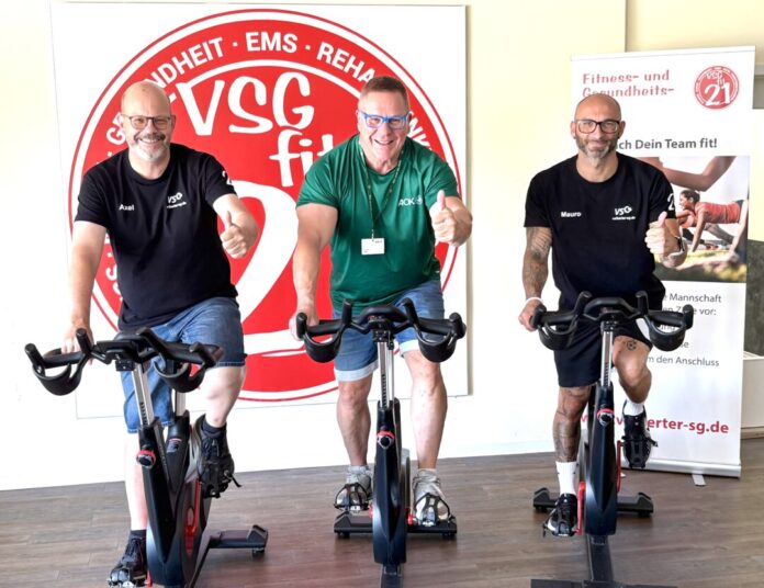 Axel Spitzer (Geschäftsführer/SG Velbert), Andreas Vogt (AOK Rheinland/Hamburg) und Maurizio Sterlacci (SG Velbert). Foto: AOK Axel Spitzer (Geschäftsführer/SG Velbert), Andreas Vogt (AOK Rheinland/Hamburg) und Maurizio Sterlacci (SG Velbert). Foto: AOK