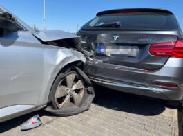 Velberter erleidet Notfall am Steuer und kracht gegen Autos Der Zusammenstoß mit dem BMW 320d. Foto: Polizei